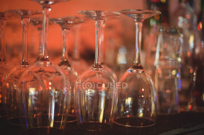 Primer plano de copas de vino en el mostrador del bar - foto de stock
