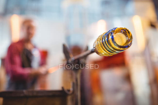 Nahaufnahme von geschmolzenem Glas in den Händen eines Glasbläsers in der Glasbläserei — Stockfoto