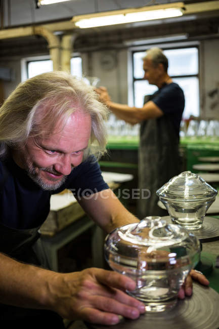 Sopradores de vidro trabalhando em um copo na fábrica de sopro de vidro — Fotografia de Stock