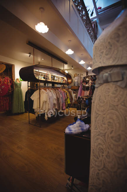 Várias roupas em um rack de roupas na loja de boutique — Fotografia de Stock