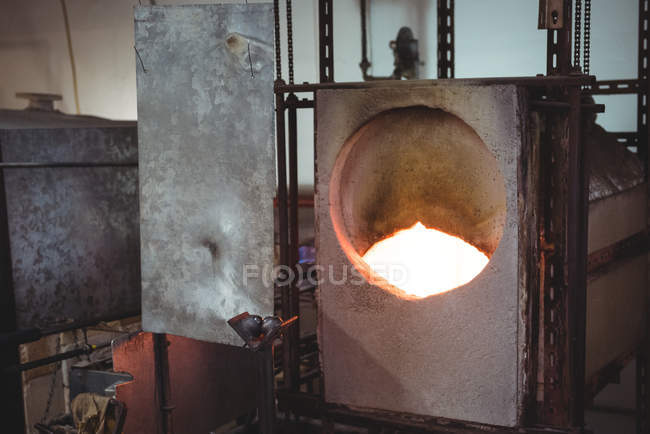 Posto di lavoro vuoto e forno nella fabbrica di soffiaggio del vetro — Foto stock