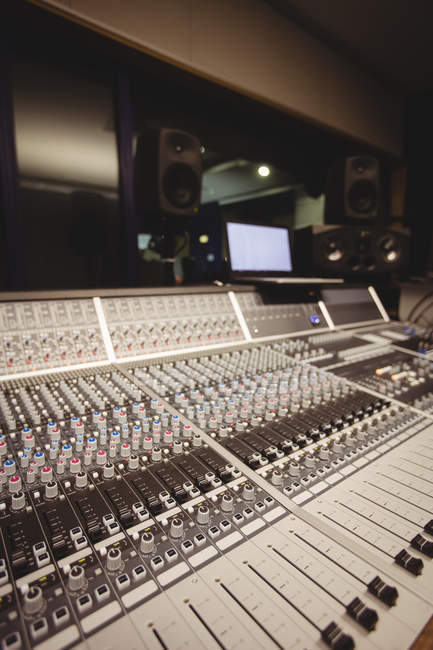 Mélangeur sonore dans un studio avec ordinateur portable — Photo de stock