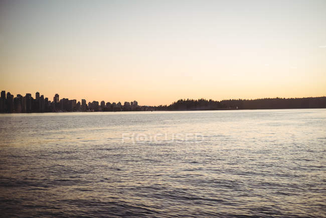 Вид на красивий прибережний міський пейзаж під час сходу сонця — стокове фото