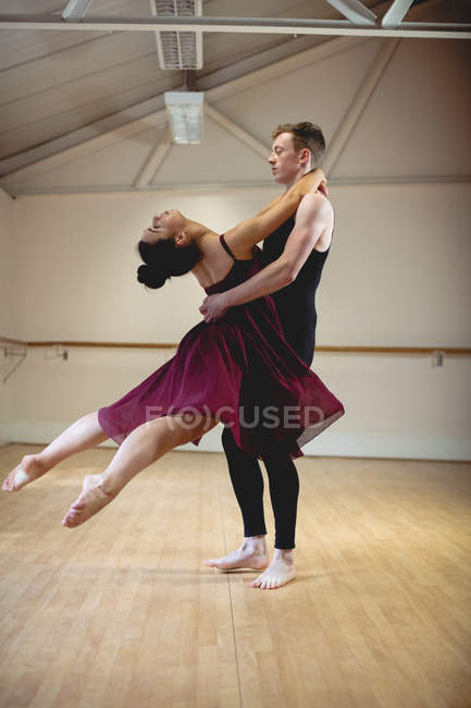 Balletto partner ballare insieme in studio moderno — Foto stock