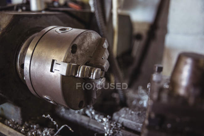 Pièces de machine de tour dans l'atelier mécanique industriel — Photo de stock