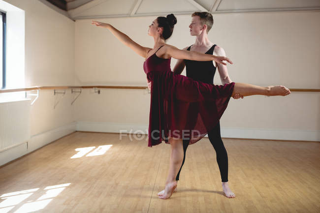 Jeunes partenaires de ballet dansant ensemble dans un studio moderne — Photo de stock