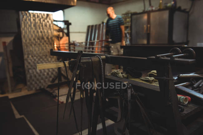 Крупный план мраморного стола на стекольном заводе — стоковое фото