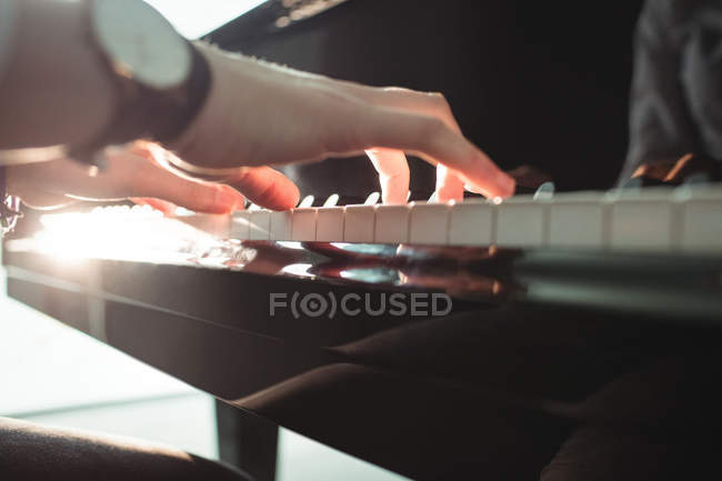 Крупный план Женщина играет на пианино в музыкальной студии — стоковое фото