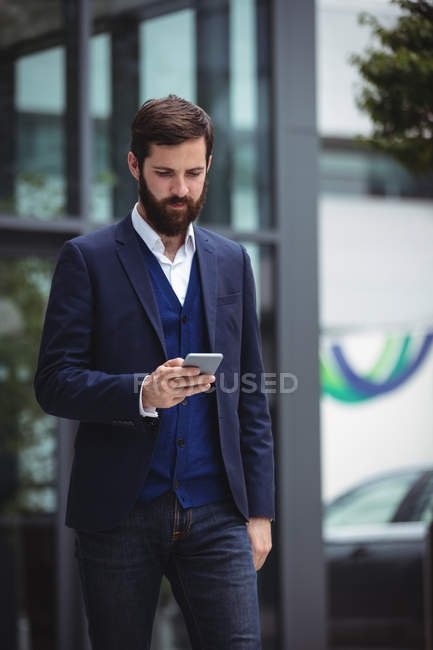 Geschäftsmann benutzt Handy außerhalb des Büros — Stockfoto