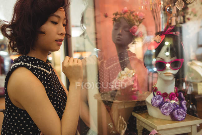 Mulher elegante fazendo compras de janela — Fotografia de Stock