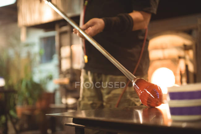 Glasbläser formen geschmolzenes Glas in der Glasbläserei — Stockfoto