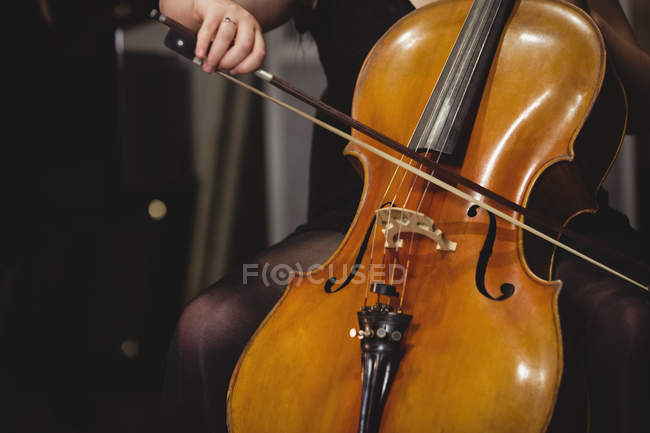 Metà sezione di studentessa che suona il contrabbasso in uno studio — Foto stock