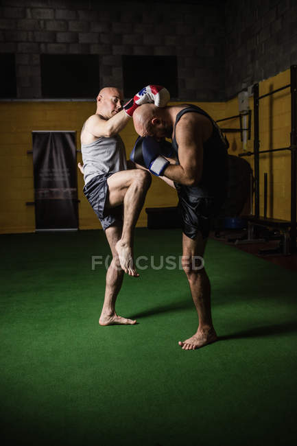 Dos boxeadores muay tailandeses practicando boxeo en un gimnasio - foto de stock