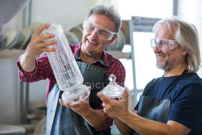 Souffleurs de verre regardant la verrerie à l'usine de soufflage de verre — Photo de stock