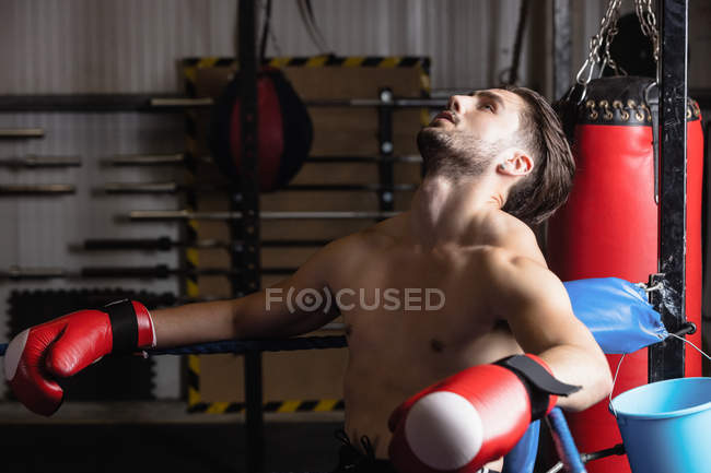 Boxer cansado fazendo pausa após a prática no estúdio de fitness — Fotografia de Stock