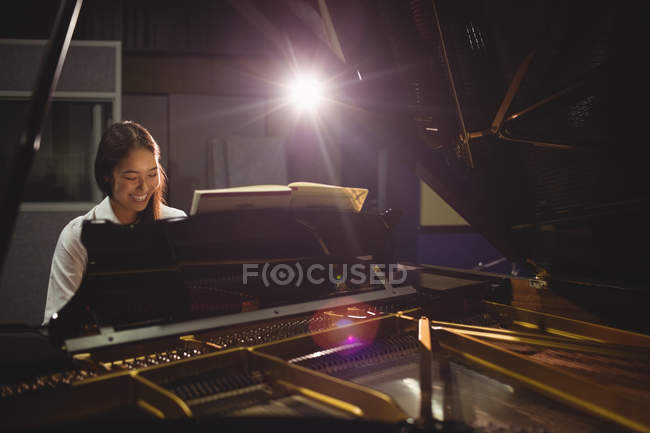 Studentin spielt Klavier im Atelier — Stockfoto