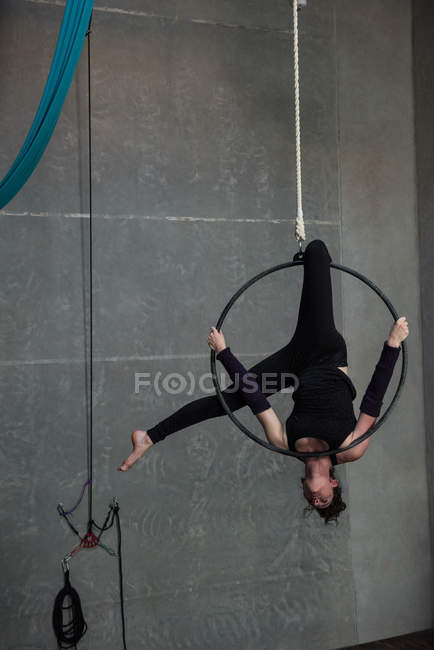 Спортивная гимнастика на обруче в фитнес-студии — стоковое фото