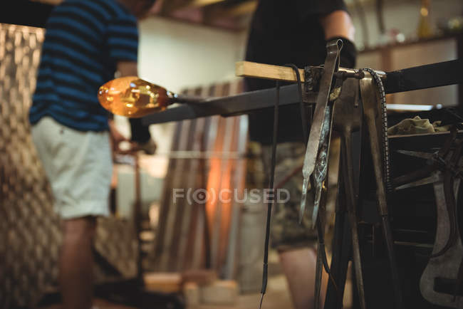 Glassblowers shaping molten glass at glassblowing factory — Stock Photo