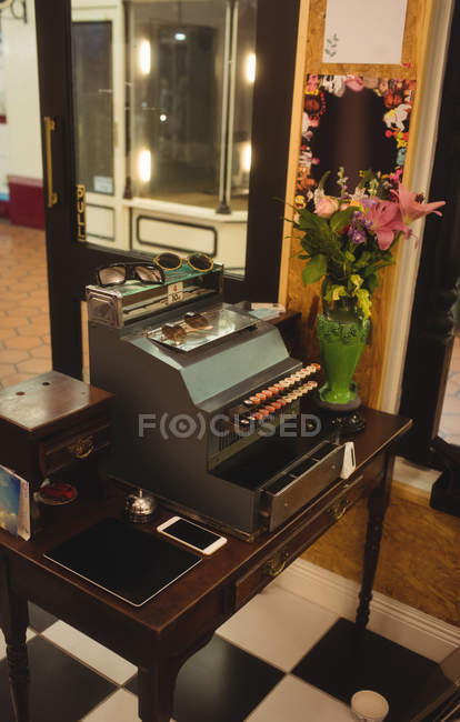 Vecchia macchina da scrivere e vaso al banco in negozio — Foto stock