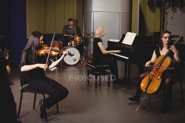 Grupo de estudantes tocando vários instrumentos em um estúdio — Fotografia de Stock