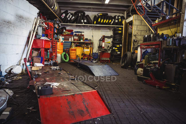 Vista interior del taller de vehículos de motor industriales - foto de stock