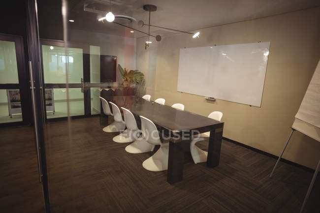 Vista de la moderna sala de reuniones en la oficina - foto de stock