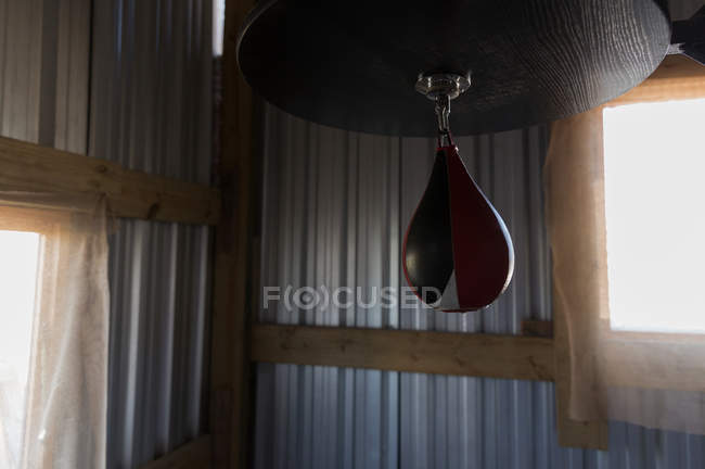 Крупный план боксерской груши в боксерском клубе — стоковое фото