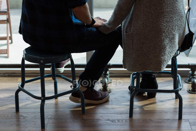 Unterteil des Paares sitzt im Café — Stockfoto