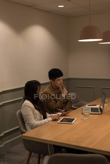 Руководители, работающие в конференц-зале в офисе — стоковое фото