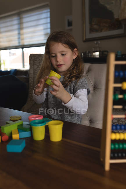 Menina bonito jogar com brinquedos em casa — Fotografia de Stock