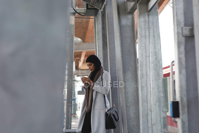 Hijab mulher usando telefone celular na rua da cidade — Fotografia de Stock