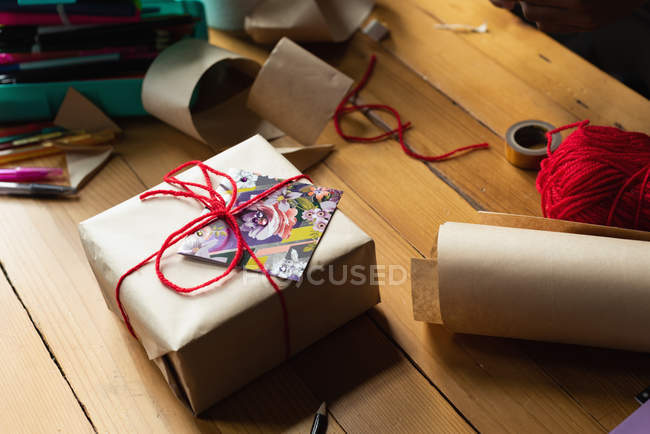 Primer plano de la caja de regalo en la mesa en casa - foto de stock