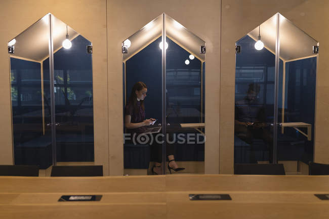 Geschäftskollegen arbeiten im Büro in der Kabine — Stockfoto