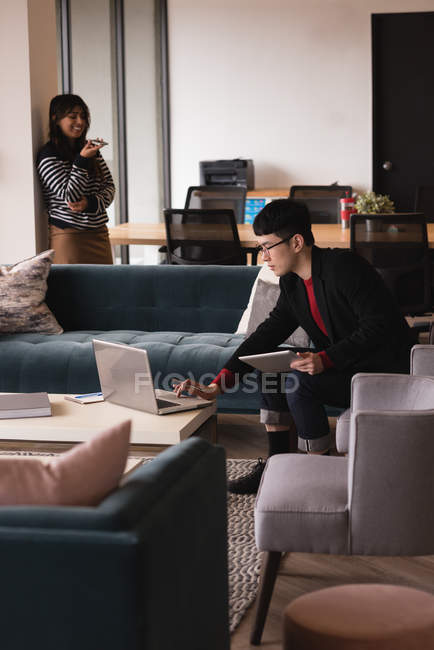 Чоловік виконавчий використовує ноутбук в офісі — стокове фото