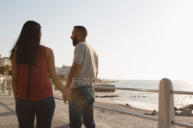 Пара стоящих на набережной в солнечный день — стоковое фото