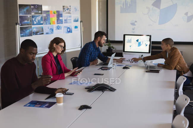 Executivos de negócios que trabalham na sala de conferências no escritório — Fotografia de Stock