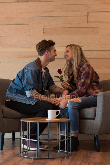 Молода пара взаємодіє один з одним в кафе — стокове фото