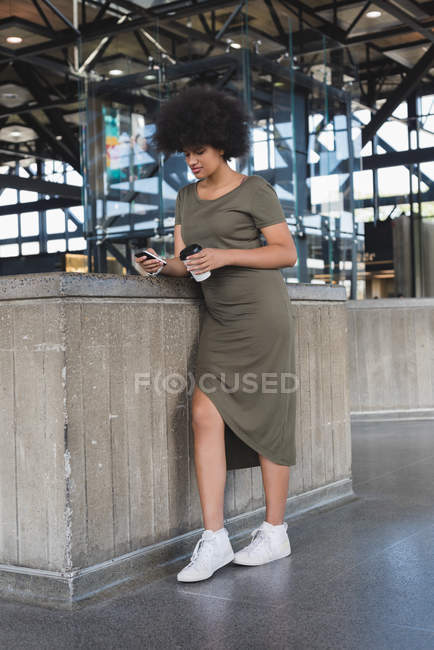 Stilvolle Frau beim Kaffee mit Handy — Stockfoto