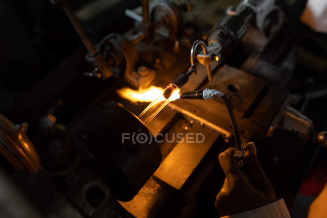 Primo piano del lavoratore che utilizza la torcia di saldatura in fabbrica di vetro — Foto stock