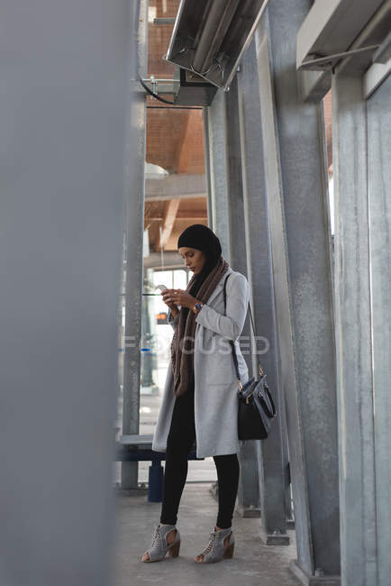 Femme Hijab utilisant le téléphone mobile dans la rue de la ville — Photo de stock