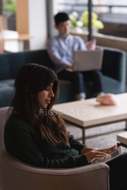 Executivo feminino usando tablet digital no escritório — Fotografia de Stock