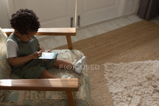 Criança usando telefone celular em casa — Fotografia de Stock