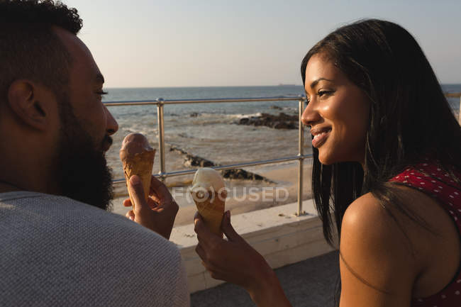 Счастливая пара с мороженым на набережной — стоковое фото