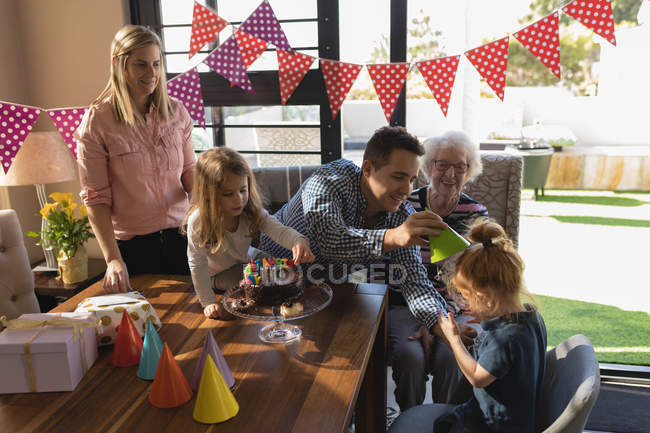 Famille multi-génération fête son anniversaire dans le salon à la maison — Photo de stock