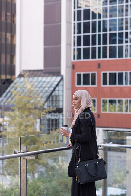 Hijab mujer de pie en balcón - foto de stock