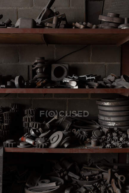 Fundições metálicas inacabadas dispostas em rack na fundição — Fotografia de Stock