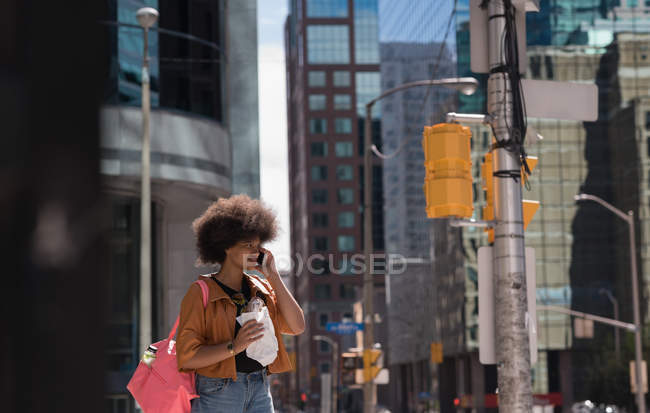 Mulher falando no celular na cidade em um dia ensolarado — Fotografia de Stock