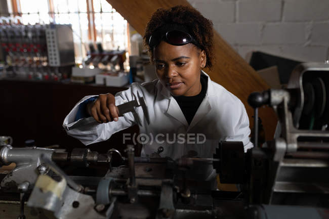 Female worker working in glass factory — Stock Photo