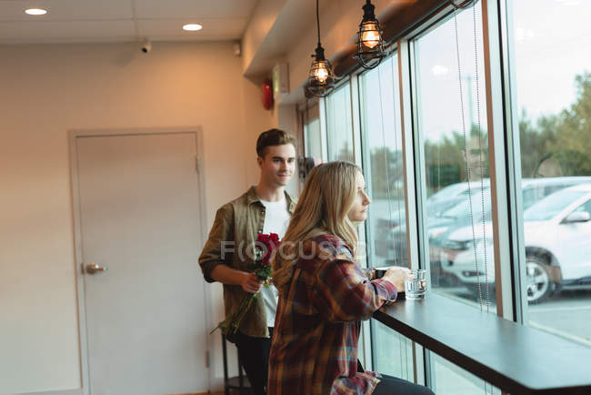 Мужчина готов сделать предложение женщине в кафе — стоковое фото