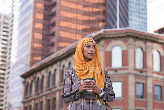 Удумлива хіджаб жінка має каву в місті — стокове фото